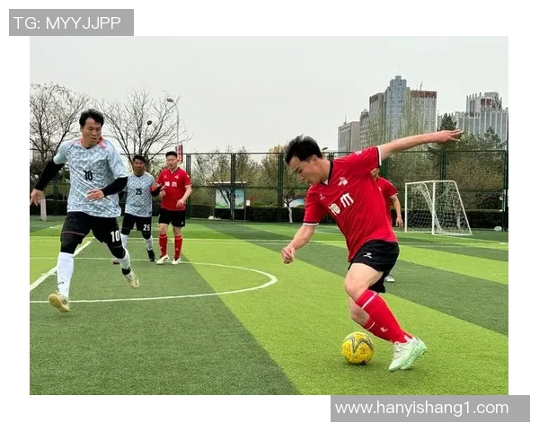 球星赛前热身时的专用足球展现运动激情与专业竞技魅力 球星赛前热身时的专用足球展现运动激情与专业竞技魅力